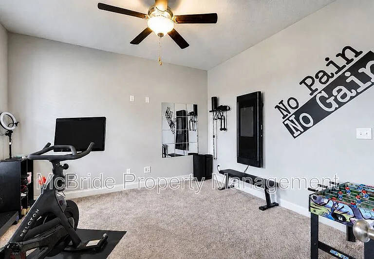 560 Hampton Dr — Photo 12
