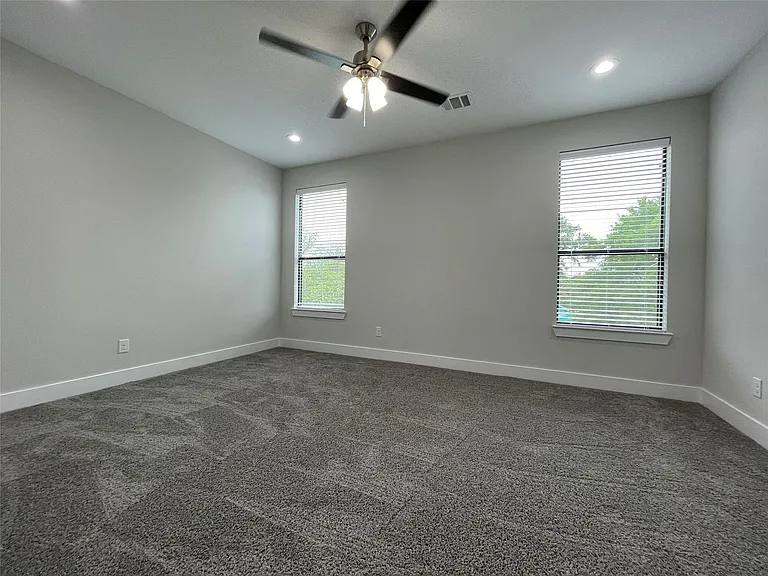 2417 N Winnetka Ave — Photo 12