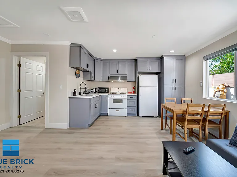 5843 Vanalden Ave — Photo 18