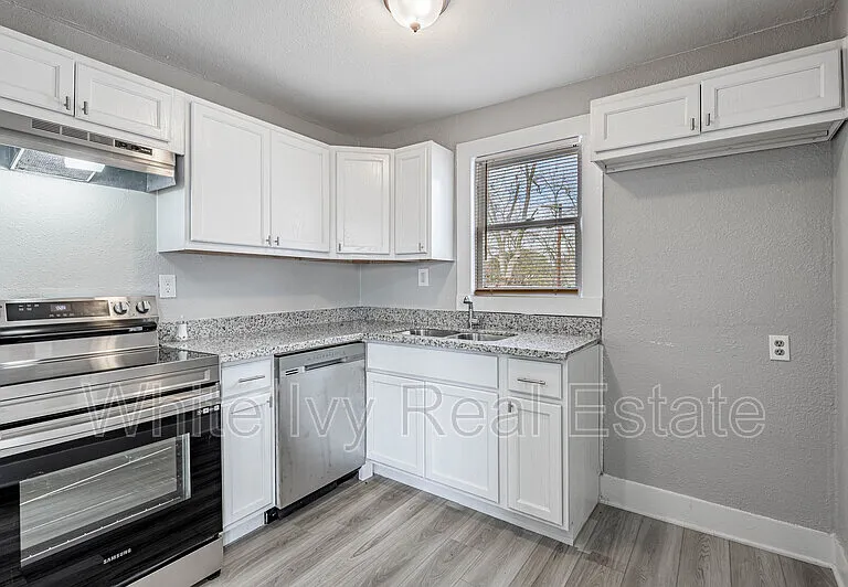 200 W Caroline St #B — Photo 8