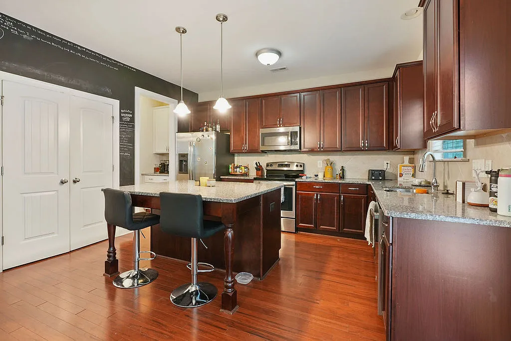 4 bed, 2578 sqft, $2,300 — Photo 4