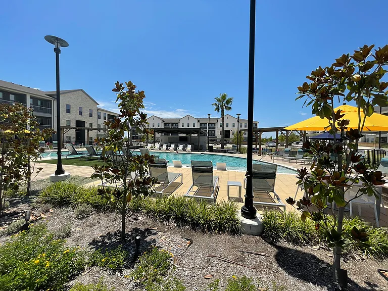 Commercial Loop — Photo 15