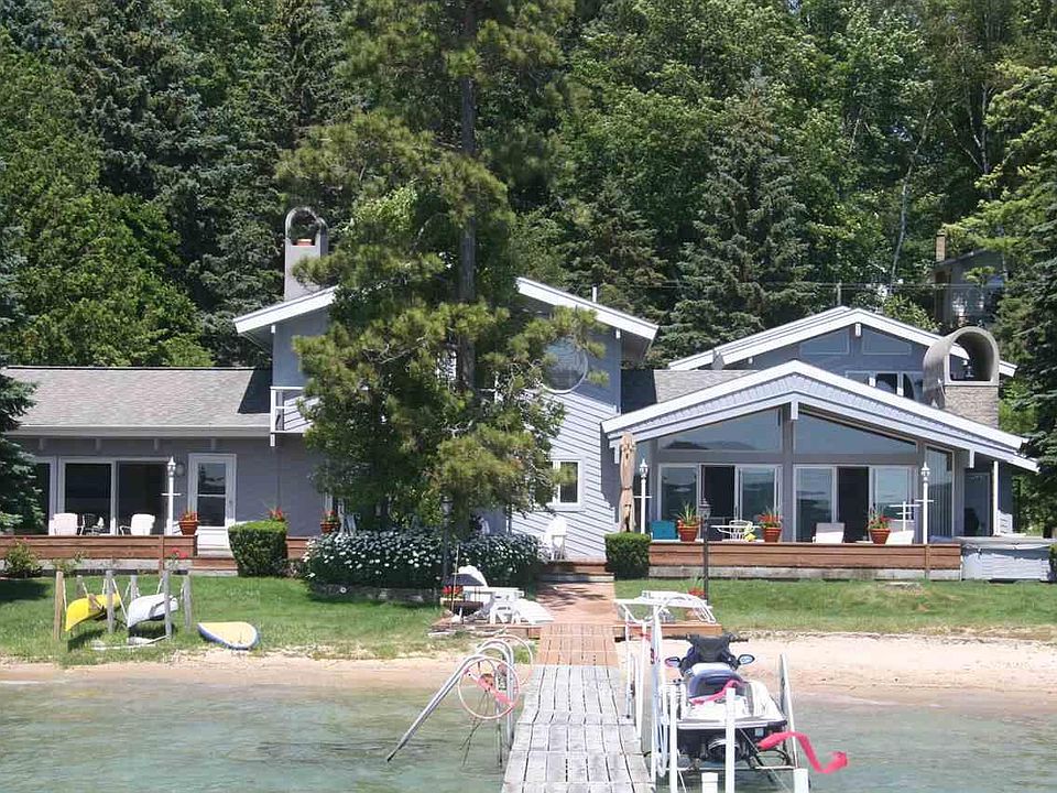 1st image of 5867 Crystal Dr