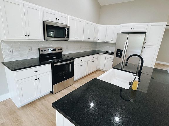 5th image of 210 Sandberg Ln