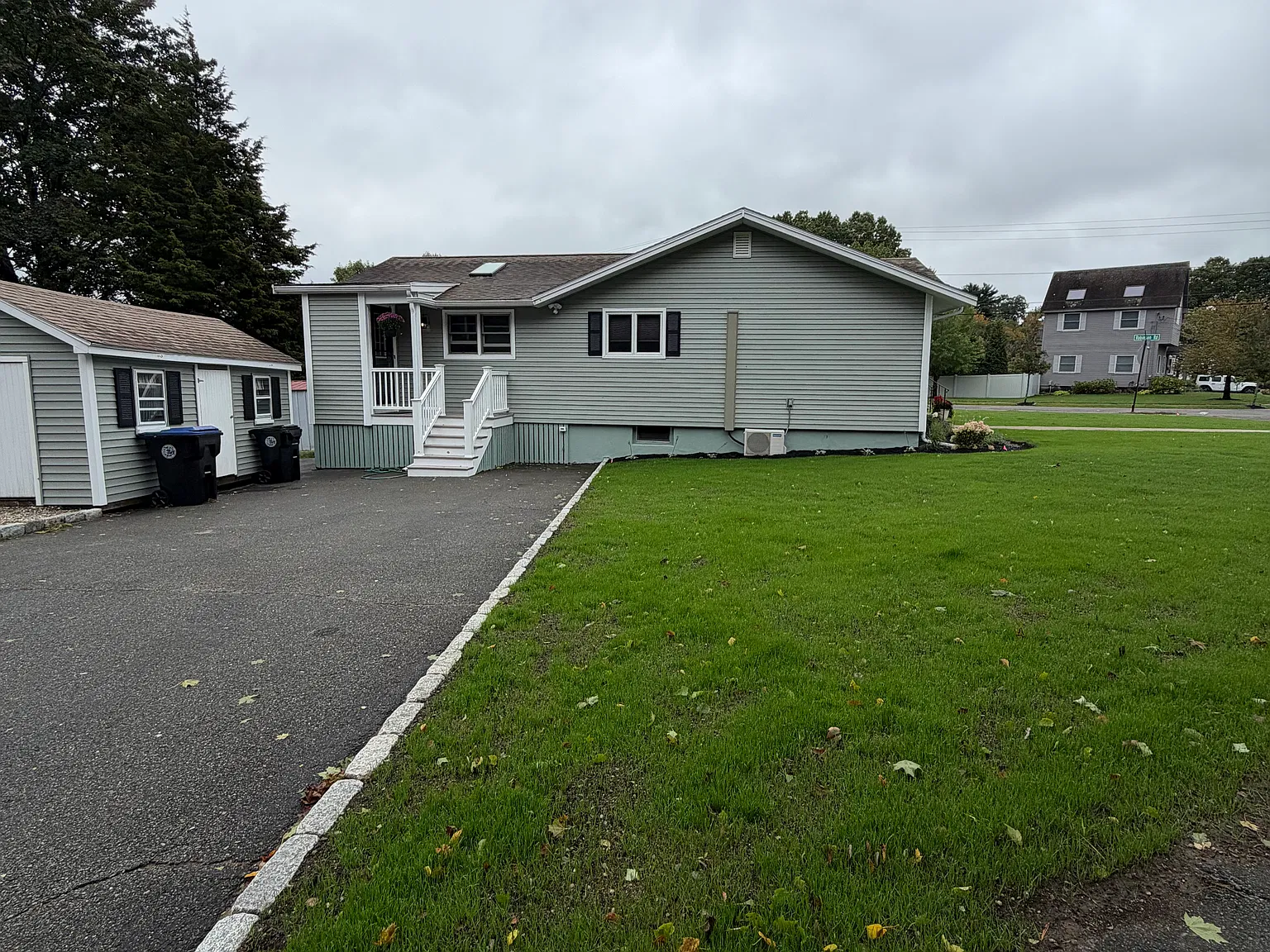 3 bed, 1.5 bath, 1360 sqft, $4,000 — Photo 3