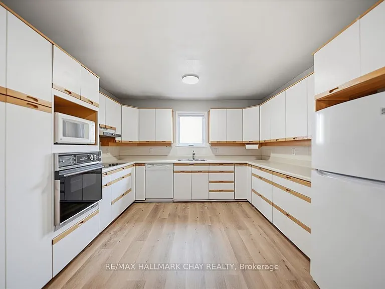 124 Victoria St W #A — Photo 2