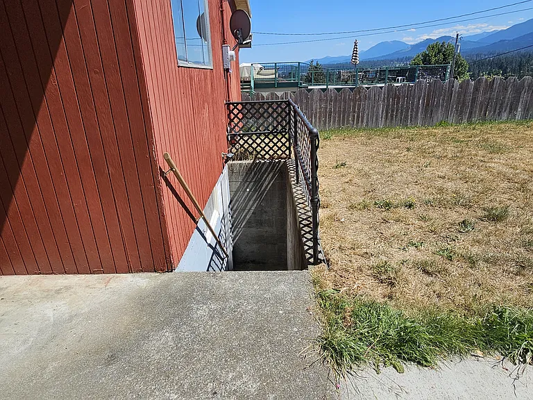 1120 W 10th St — Photo 35