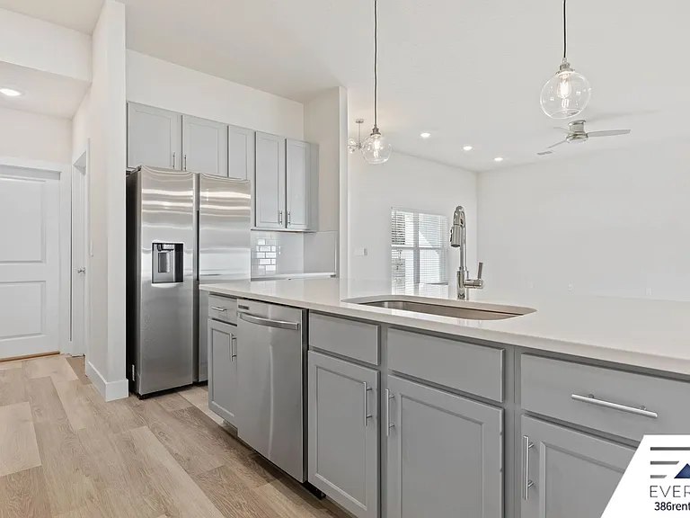71 Point Of Woods Dr — Photo 11