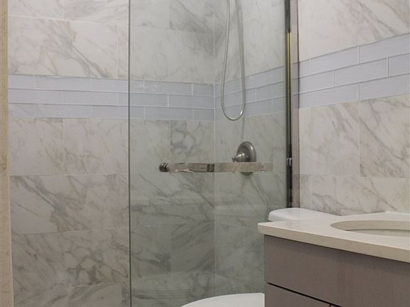 4th image of 112 Romaine Ave APT 6