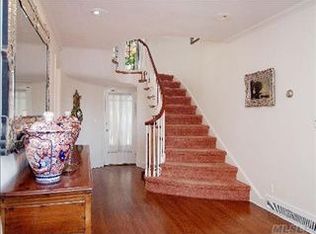 3 Ridge Dr, Port Washington, NY 11050