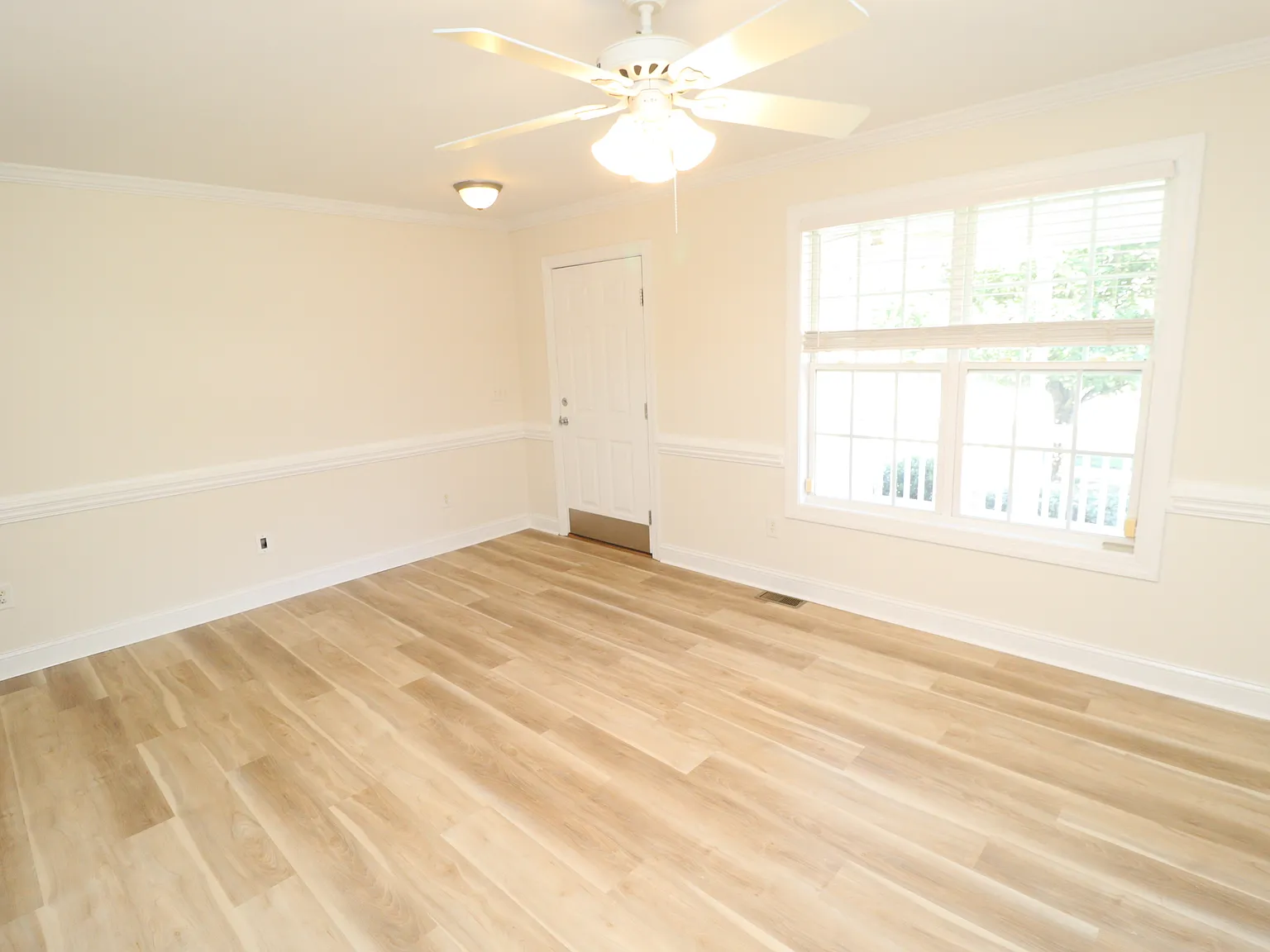 3 bed, 2.5 bath, $2,050 — Photo 3