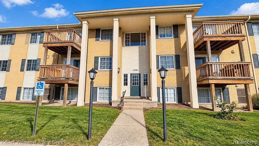 2 bed, 1.5 bath, 923 sqft, $1,400 — Photo 1
