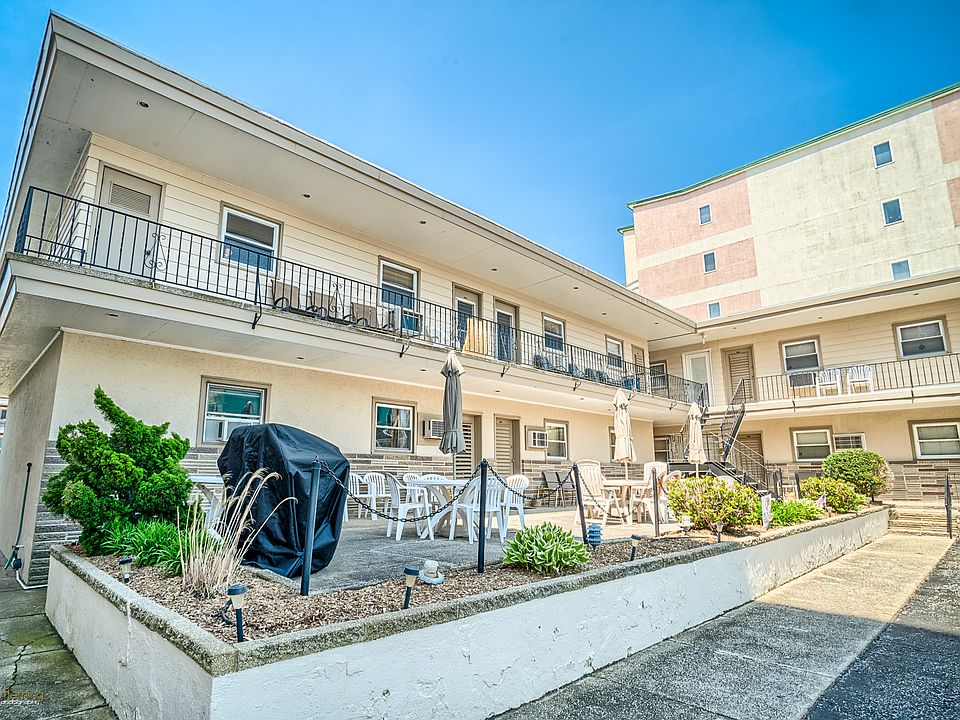  Unit 4 with common area 