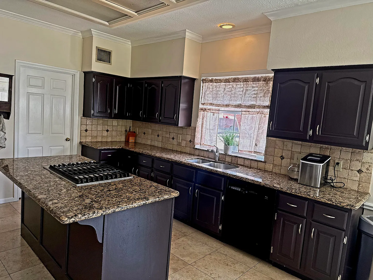 4 bed, 3.5 bath, 3498 sqft, $3,600 — Photo 2