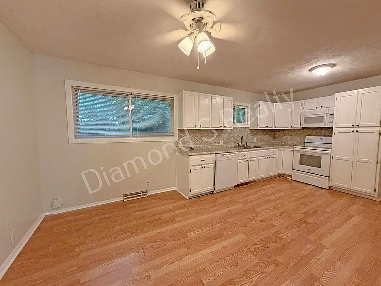 2930 E Lolo Trl — Photo 4