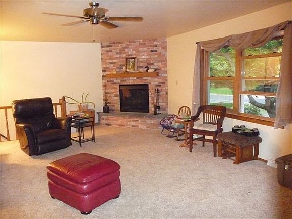 Huge Great Room w/fireplace