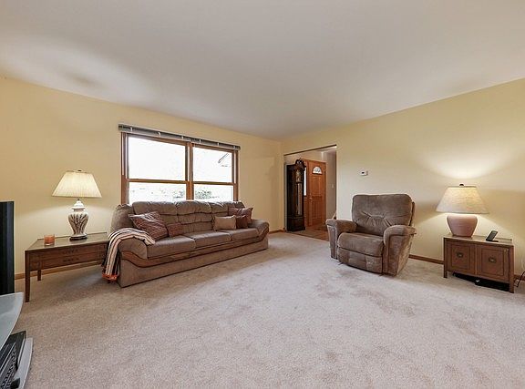 3rd image of 1543 Castlewood Dr
