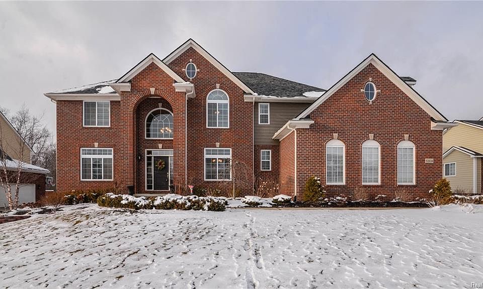 1st image of 52616 Fremont Dr E
