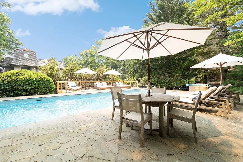 Custom Home With Water Views — Photo 3