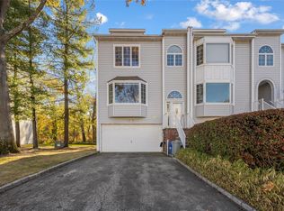240-14 Oak Park Dr #25C, Douglaston, NY 11362