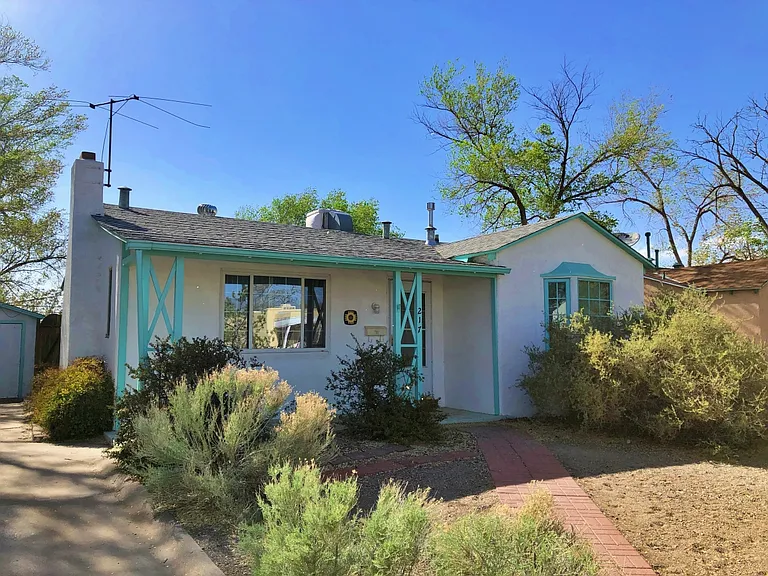 217 Hermosa Dr NE — Photo 1