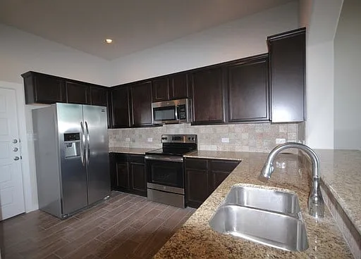 136 Lakeview Ct — Photo 2