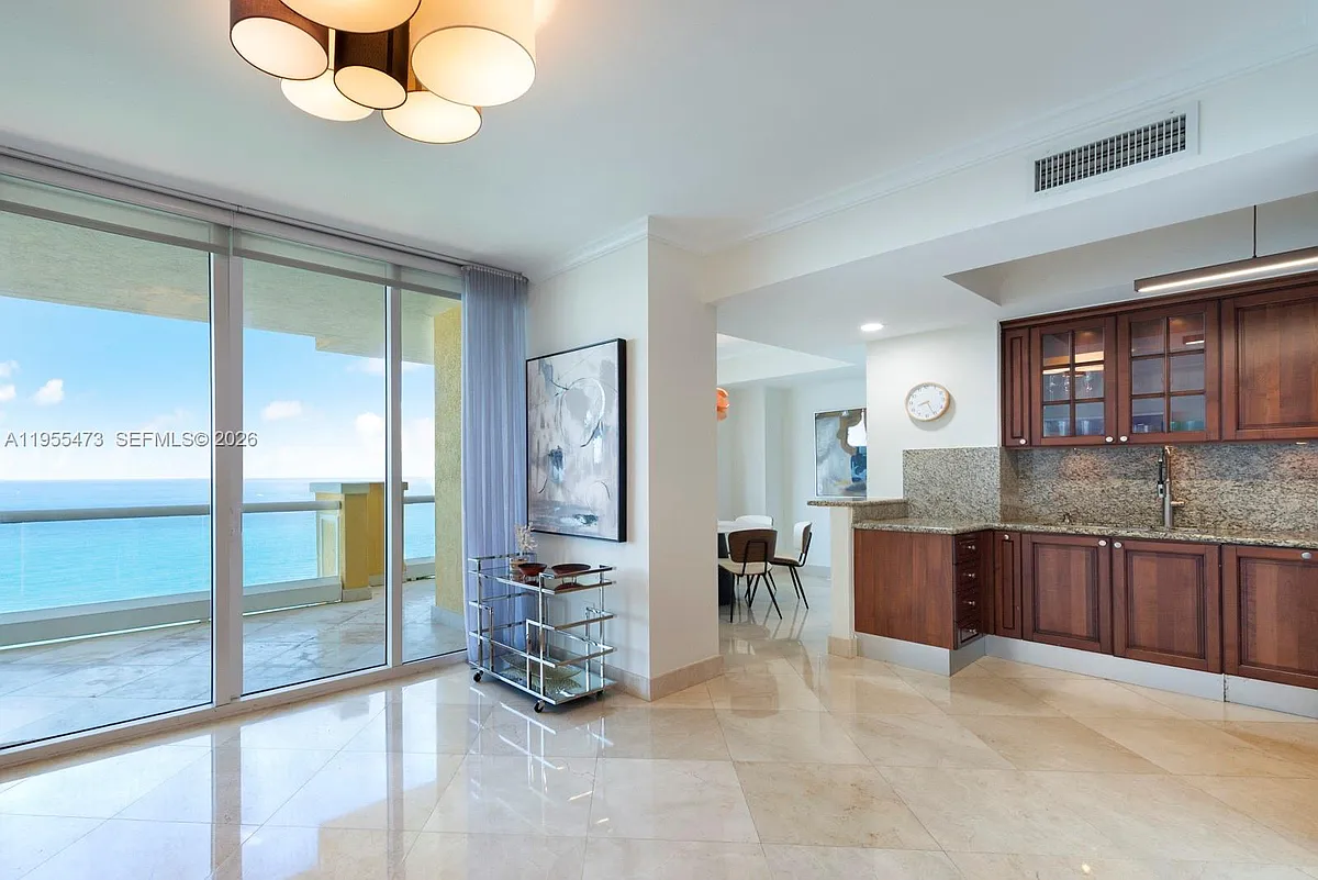 Building Photo - 17875 Collins Ave #2605
