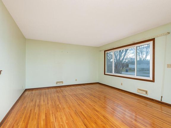 5th image of 8308 Cherokee Dr N