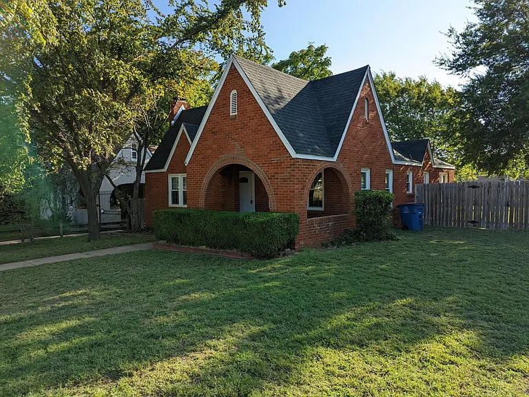 119 S Indianapolis Ave — Photo 1