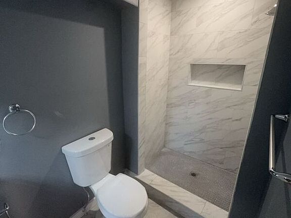 2nd image of 934 W Walnut St APT 1