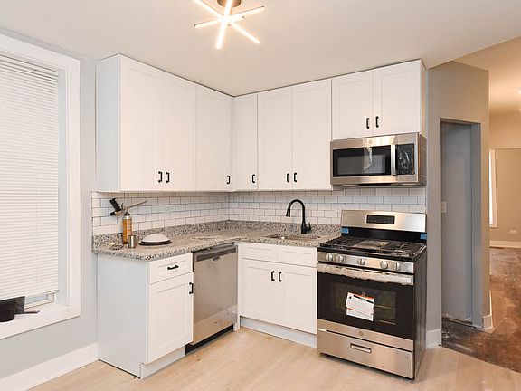 3rd image of 1922 N Wilmot Ave #F2