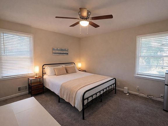 Private Room / Bathroom with Ceiling fan