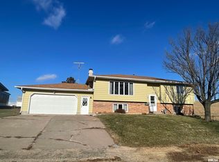 38 Hillcrest Rd, Miles, IA 52064