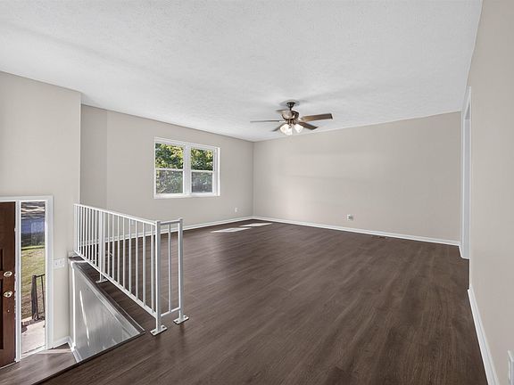 4th image of 1405 Danbury Ln