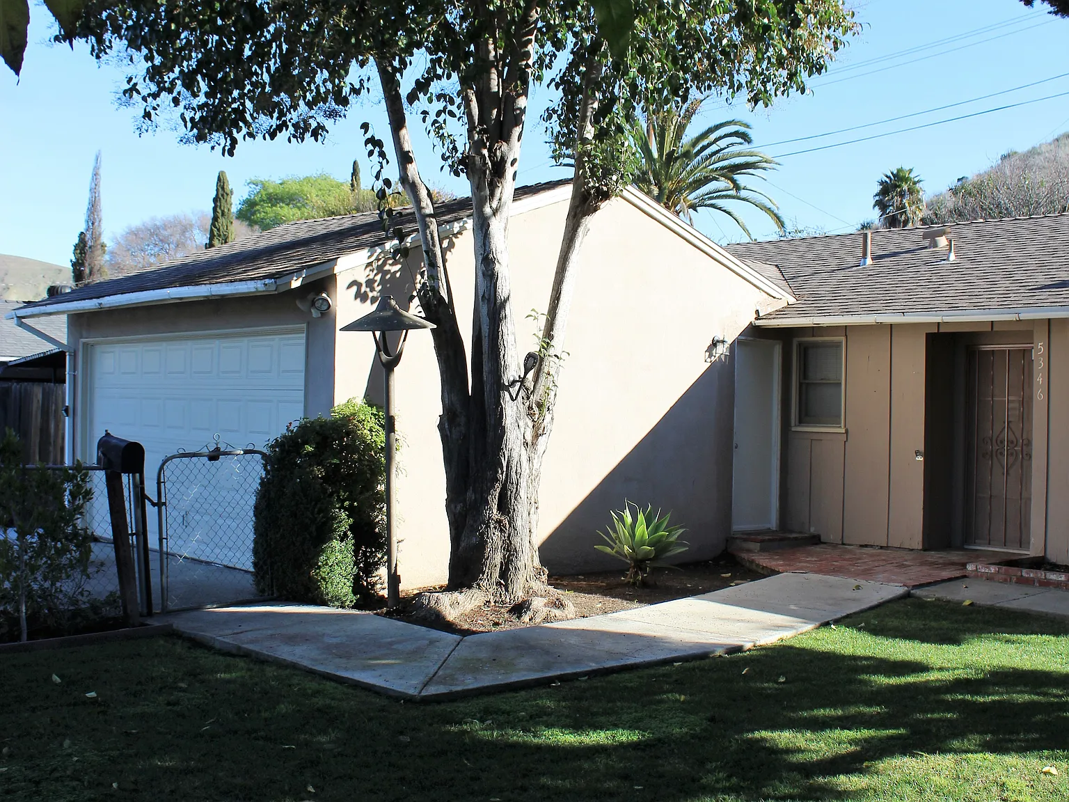 3 Bd 2 Bth House with 2 car Garage — Photo 3