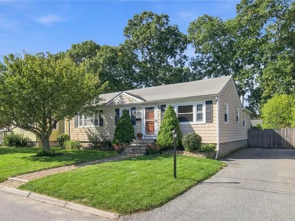 37 Bakers Creek Rd, Warwick, RI 02886