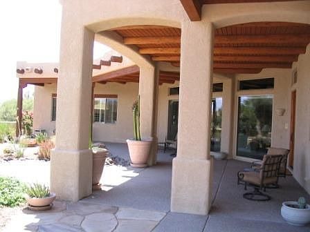 Covered front patio with viga posts and beams