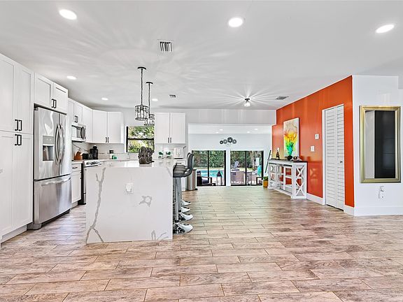 3rd image of 1220 NE 16th Avenue