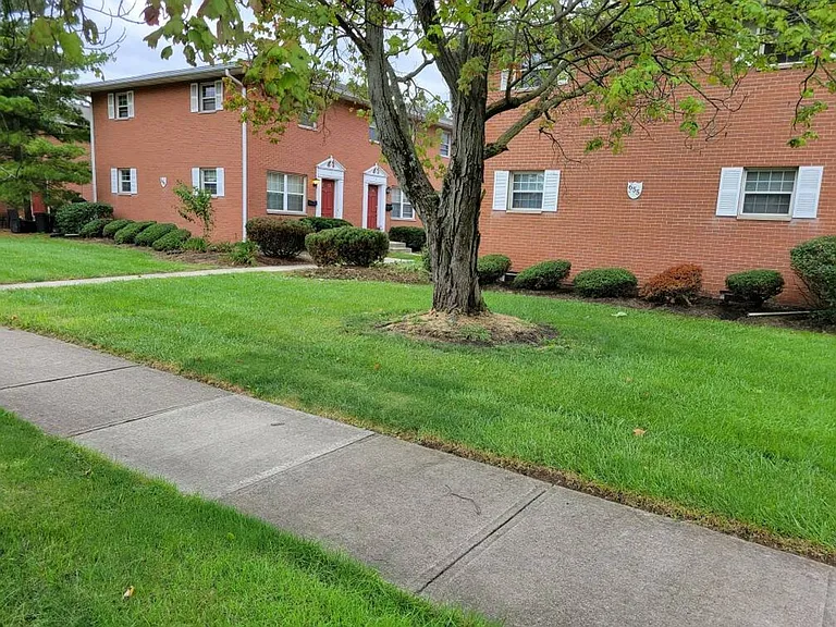 655 Hillsdowne Rd — Photo 2