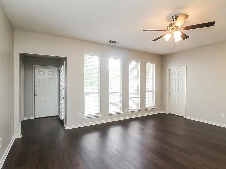 1528 Warwick Dr — Photo 4