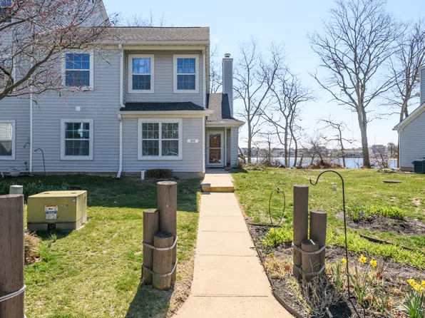 222 Waters Edge Dr, Toms River, NJ 08753