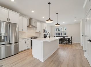 10 Fernandez Ln, Wharton, NJ 07885