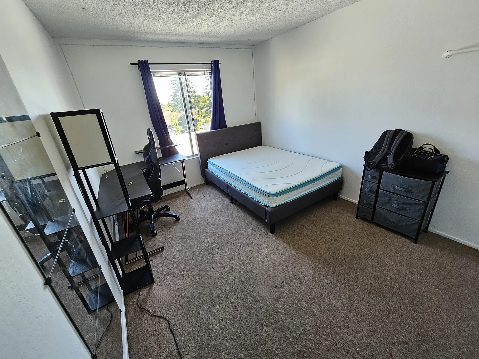 3 bed, 800 sqft, $1,200 — Photo 1