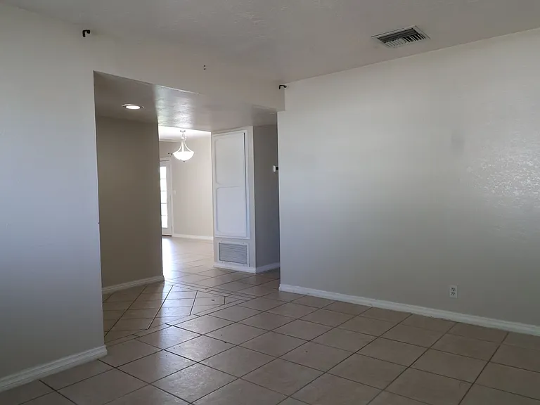 528 S Sorrel St — Photo 2