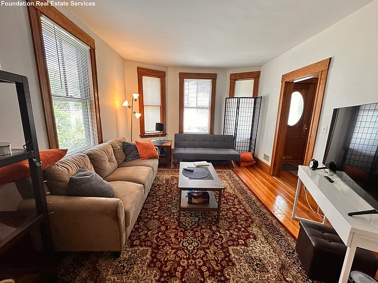 16 Middle St — Photo 2