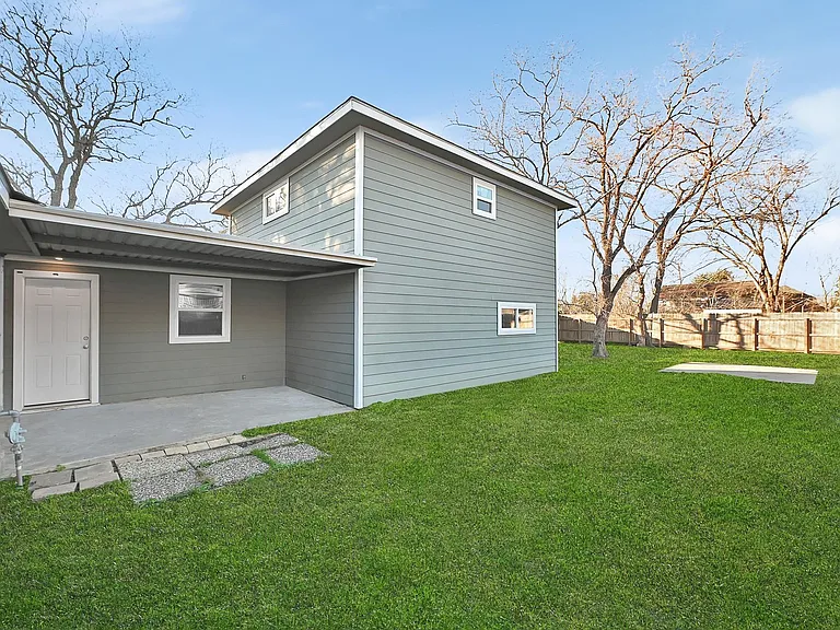 1301 Avenue I — Photo 17