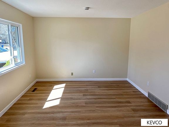 3rd image of 740 Oxford Ln