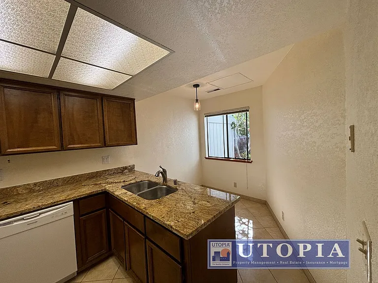 2726 Hampton Ln — Photo 5