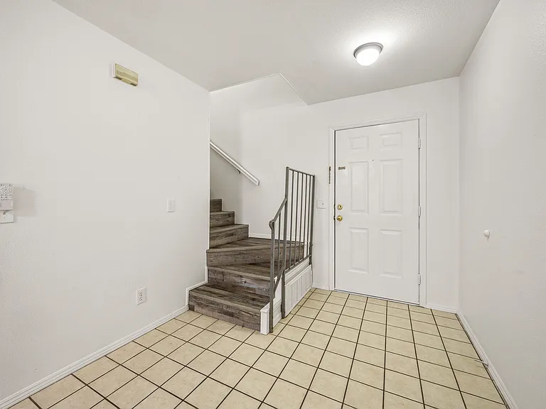 Molly Court — Photo 38