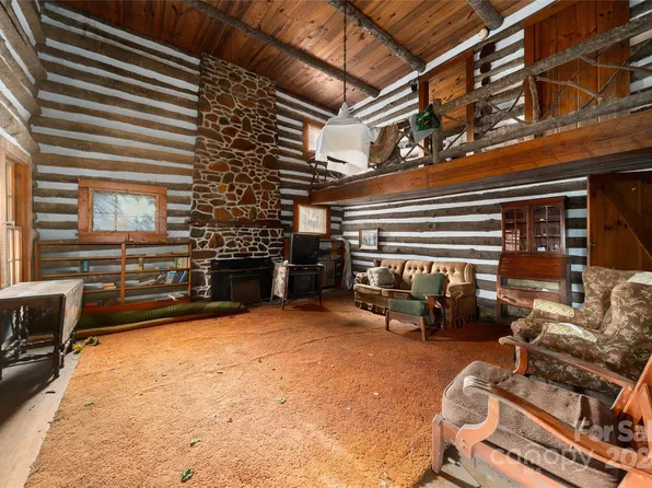 607 Woodbyne Ln, Laurel Park, NC 28739